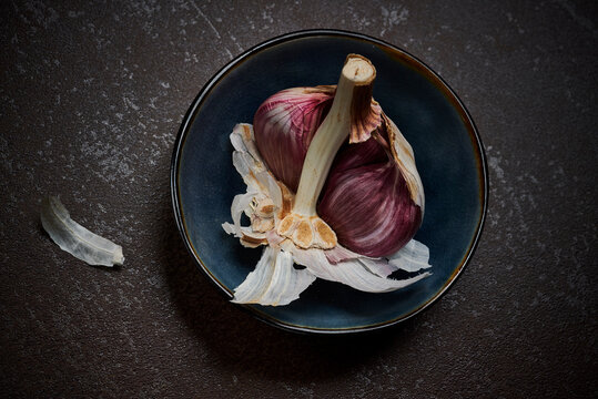 Garlic bulbs in ceramic bowl