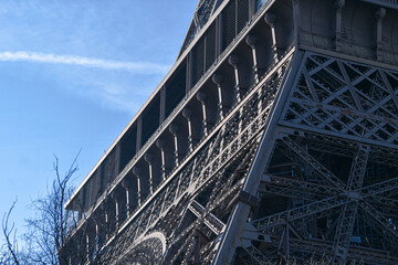 Obraz premium Details of the structure of Eiffel Tower landmark building from Paris, France, in a sunny day