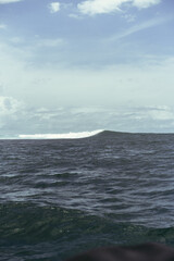 Naklejka premium Wave in the ocean, ocean and sky background.