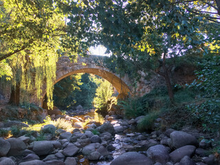 Puente de la Fuente Chiquita situado en Hervás, Cáceres, España. Fue construido en el siglo XVI con sillería granítica y un ojo.