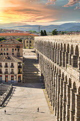 Fotografía vertical del milenario acueducto romano de Segovia, España