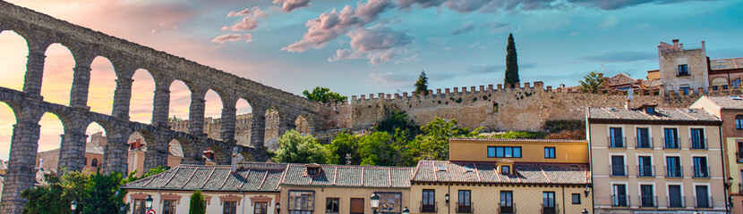 Panorámica de la ciudad de Segovia con su magnífico y milenario acueducto romano, España