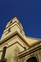 Die Luisenkirche in Berlin-Charlottenburg bei Sonnenschein und blauem Himmel, Kirchturm von Karl Friedrich Schinkel
