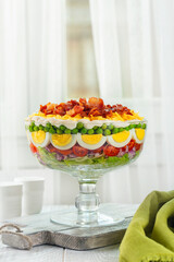 Seven-layer salad. American dish that includes ingredients: iceberg lettuce, tomatoes, red onions,...