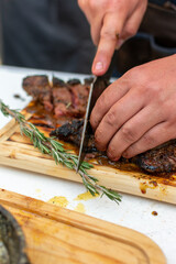 corte de res  T- bone.

T bone 

corte en el asador 

corte al carbón

manos cortando t- bone...