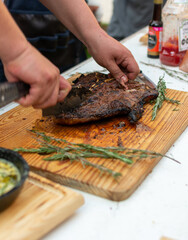 corte de res  T- bone.

T bone 

corte en el asador 

corte al carbón

manos cortando t- bone...