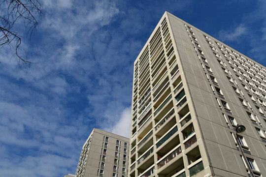 Immeuble blanc et ciel bleu.