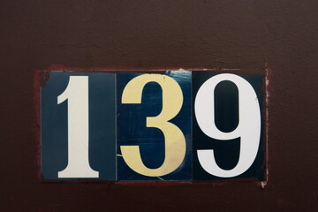 Numéro 139. Plaque de numéro de rue. Chiffres blancs sur fond bleu.