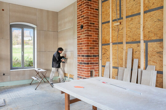 Montage von Gipsfaserplatten vor einer Innend&auml;mmung mit Holzfaserplatten und OSB-Platten als Dampfbremse