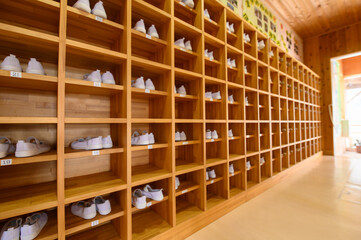 学校の校舎の靴箱(ゲタ箱)　学校のイメージに使いやすい昇降口の靴箱の広角