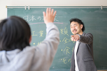 小学校の授業風景　手をあげる　前ボケ