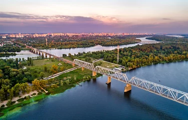 Wandcirkels plexiglas The Dnieper with the Petrovsky Railway Bridge in Kiev, the capital of Ukraine before the war with Russia © Leonid Andronov