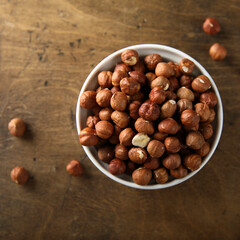 Obraz premium Organic hazelnut in a white bowl