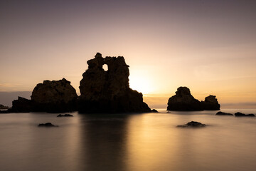 Amanecer en playa de arrecife