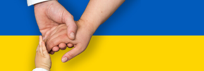 Flagge der Ukraine mit den Händen einer Familie mit einem Kind