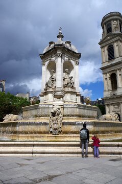 La fontaine Saint-Sulpice, place Saint-Sulpice, sur le parvis de l'&eacute;glise qui lui donne son nom, dans le 6e arrondissement de Paris