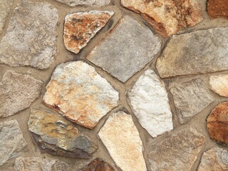 Détail d'un mur de grosses pierres naturelles cimentées