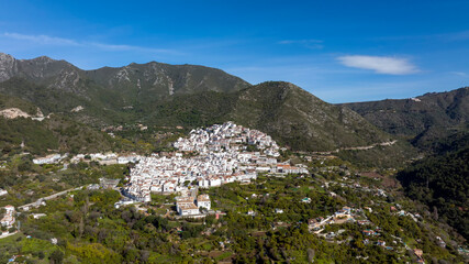 Fototapeta na wymiar vista aérea del municipio de Ojén en la provincia de Málaga, España