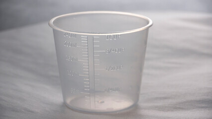 Vaso medidor de plástico transparente