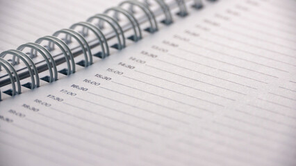 Cuaderno de espiral con páginas con las horas del día impresas