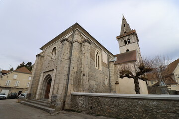 L'église catholique Notre Dame de l'Assomption, vue de l'extérieur, village de Mens, département de l'Isère, France - obrazy, fototapety, plakaty