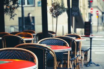 terrace of an empty Parisian restaurant, without customers. photo during the day. - obrazy, fototapety, plakaty