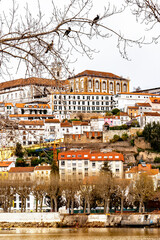 Vista da cidade e Universidade de Coimbra desde a margem esquerda do rio Mondego num dia de Inverno.