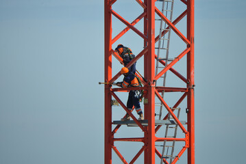 Ouvriers travaillant à la construction d'une grue