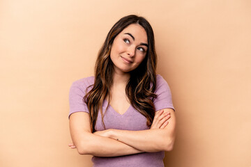 Obraz premium Young caucasian woman isolated on beige background dreaming of achieving goals and purposes