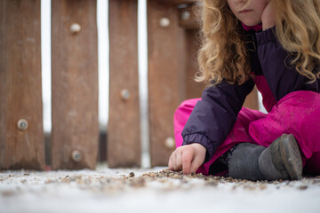 Kind spielt auf Spielplatz gedankenverloren