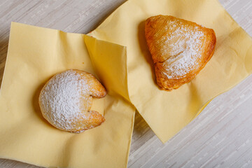 Sfogliatella riccia e sfogliatella frolla napoletane servite in bar come colazione © Vincenzo VAD