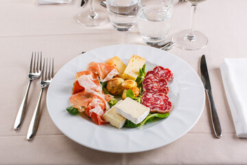 Antipasto di terra mediterraneo composto da salame, formaggi dolci e formaggi piccanti, scamorza,...