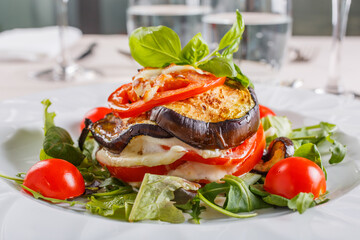 Millefoglie di melanzane fatta con melanzane grigliate, mozzarella filante, pomodori e basilico...