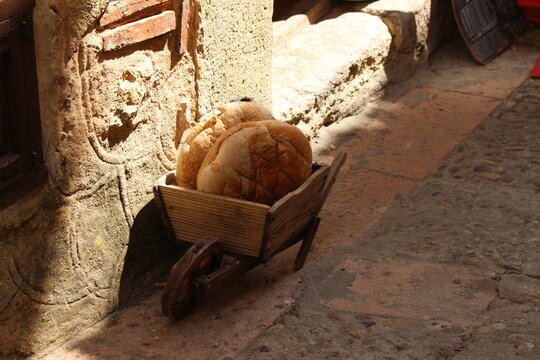 Interior y alrededores del pueblo medieval de Pedraza, en Madrid, donde se exhiben obras del pintor vasco Ignacio Zuloaga.