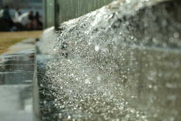 都会の中の噴水