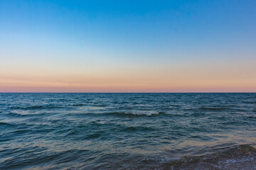 Fototapeta na wymiar horizon over the sea at dawn..