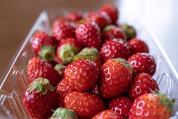 パックに入った小粒のいちご