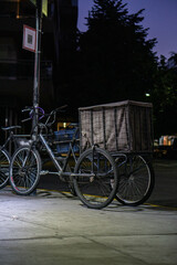 Fototapeta na wymiar Old fashion bike parked under a street light