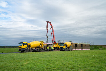 Privater Wohnungsbau - Kostenexplosion bei Baumaterial und Handwerkermangel, Lieferung von Beton.