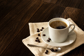 テーブルに置かれた白いカップとコーヒー