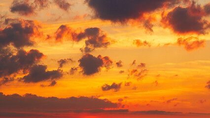 Fototapeta na wymiar Himmel mit Wolken im Abendrot