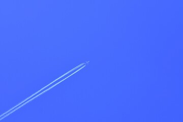 青空と一直線に伸びる飛行機雲
