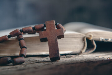 Naklejka premium wooden cross on the book