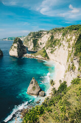 Naklejka premium Sandy beach with rocky mountains and clear water on Diamond beach, Bali Indonesia