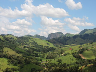 Através de uma trilha íngreme na Pedra do Cruzeiro avistamos maciço rochoso que emerge isolado no vale a 1.152 metros de altitude. 