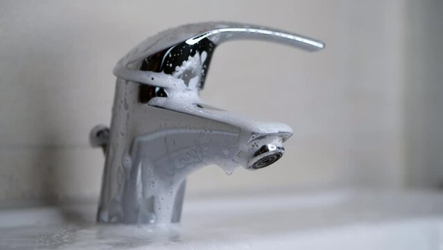 Badreinigung, Wasserhahn mit Reinigungsmittel