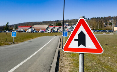 Panneau de route prioritaire