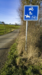 Panneau de chemin r&eacute;serv&eacute; aux v&eacute;hicules agricoles et usagers faibles
