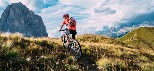 Fototapeta Rower górski, wyprawa rowerem elektrycznym w górach, Dolomitach. Pasja i przygoda  obraz