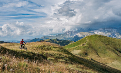 Fototapeta na wymiar Rower elektryczny -wyprawa w górach -Dolomitach wspaniałe widoki i pełnia radości i szczęścia, niezapomniana przygoda rowerzysty